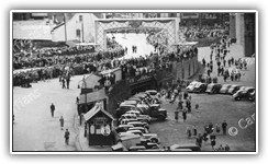 (1953) Crowds gather on North Road ahead of Queen Elizabeth II's Coronation Procession