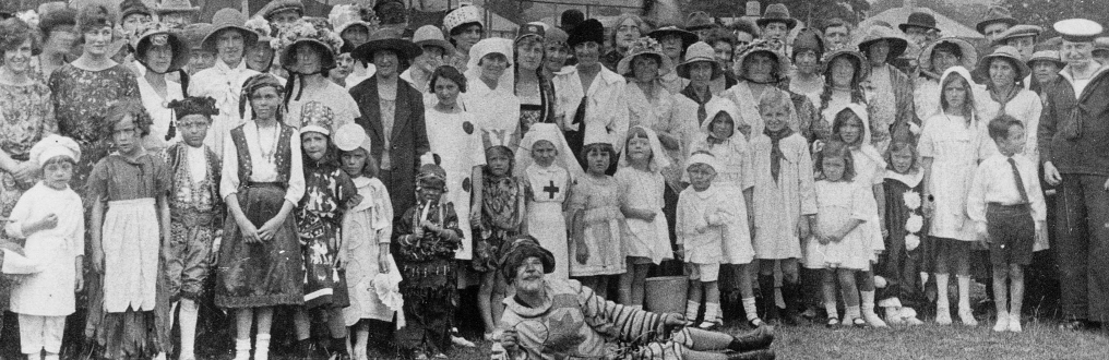 Villagers at Rhiwbina Festival in 1920. rhiwbinafestival1920